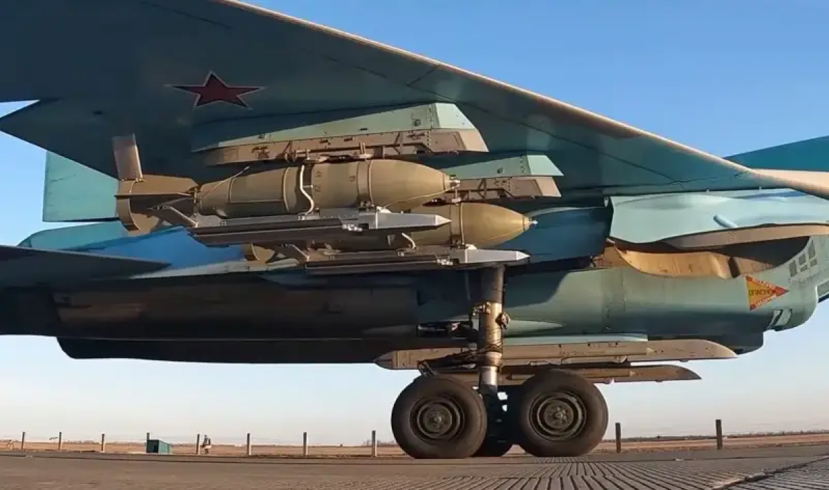 Авіабомби із модулем УМПК під крилом бомбардувальника Су-34. Фото: Міноборони РФ