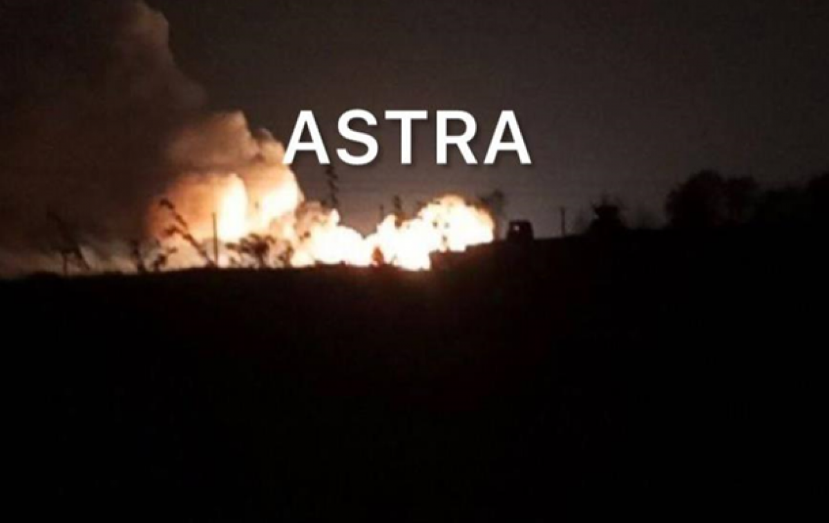 В оккупированном Джанкое начался пожар после взрывов в районе военного аэродрома. Фото: ASTRA/Telegram 
