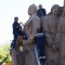 У Києві розпочали демонтаж скульптурної композиції під колишньою «Аркою дружби народів». Фото: КМДА