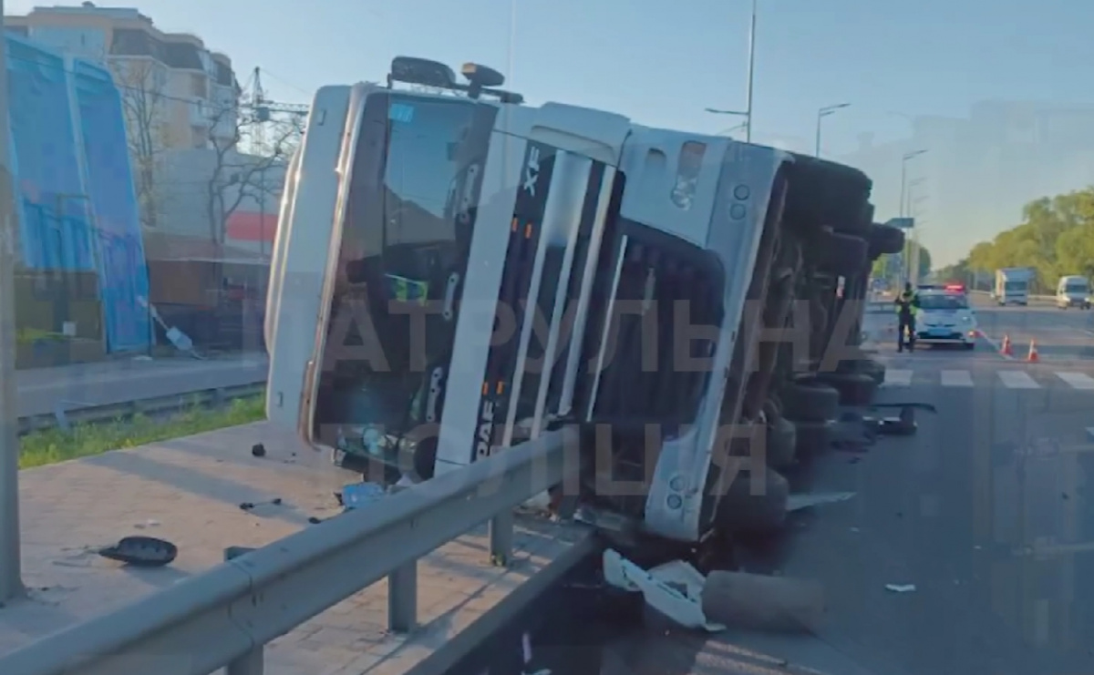 Аварія у Києві: вантажівка DAF на тротуарі. Фото: кадр із відео