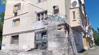 Снаряд РФ влучив у багатоквартирний будинок Херсона. Фото: кадр із відео
