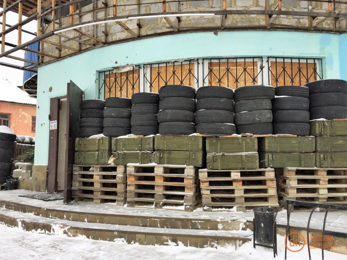 Предновогодняя окраина Донецка: мешки с песком, забитые окна и пустые улицы 