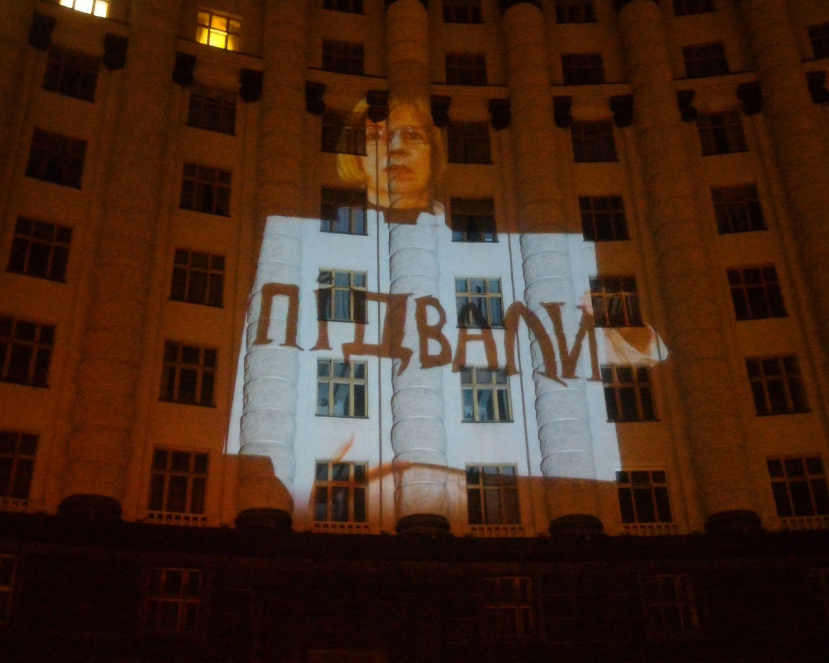 Фрагмент видеообращения жертв пыток к украинской власти. Видео показали на стенах Кабмина 9 сентября.
