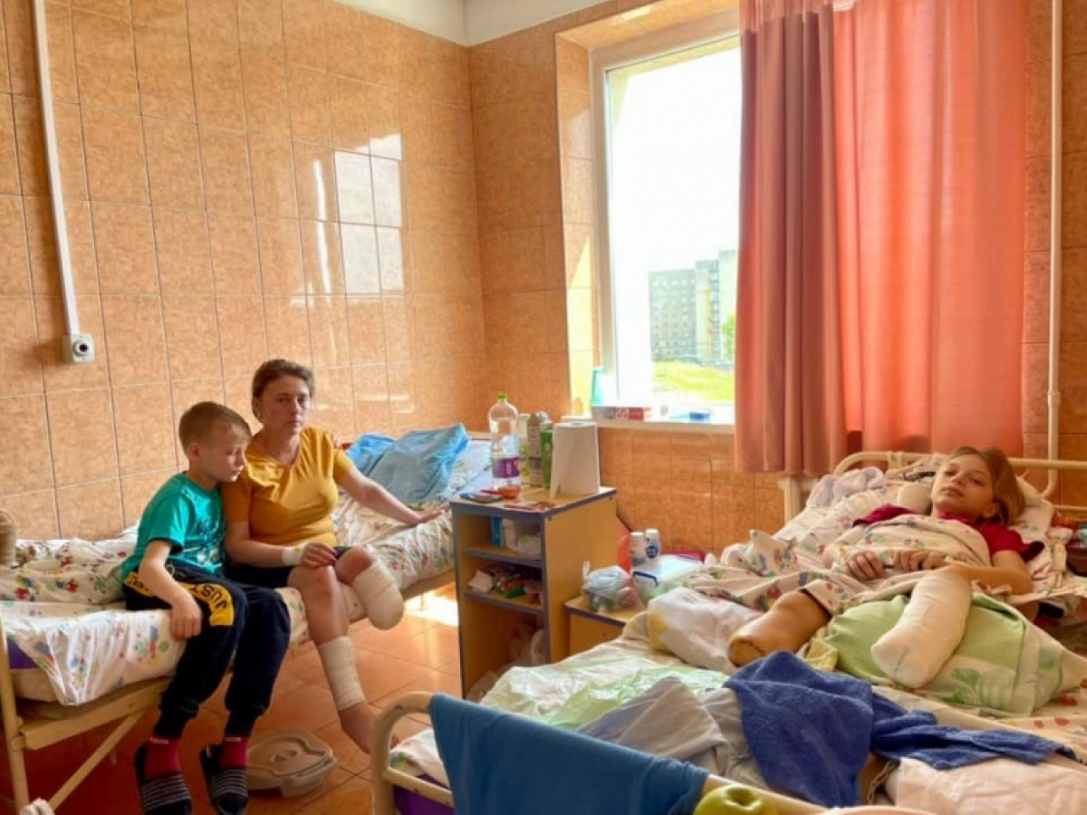 Наталья с детьми, выжившими после ракетного удара в Краматорске. Фото: Первое медицинское объединение Львова
