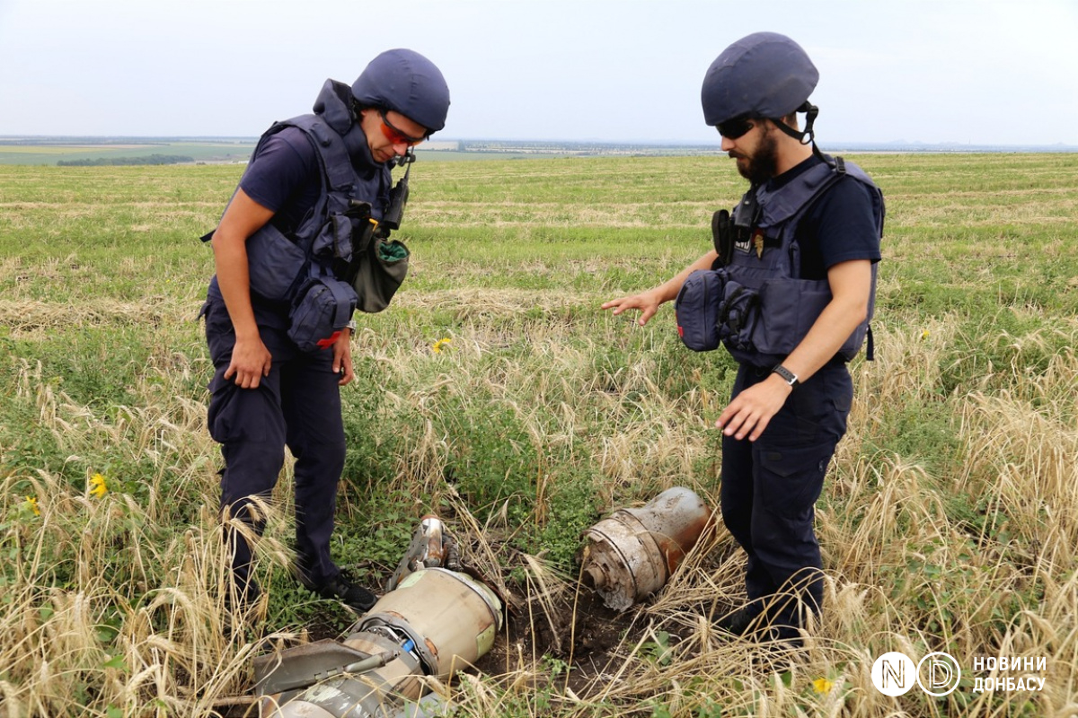 Пиротехники из Донецкой области осматривают взрывоопасный предмет в поле, август 2022. Фото: Виктория Рощина / Новости Донбасса