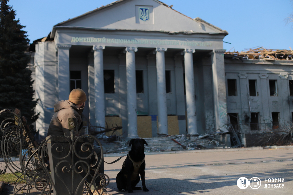 Будівля Донецького національного технічного університету в Покровську була пошкоджена російським обстрілом у лютому. Фото: Дарʼя Хрипкова / Новини Донбасу