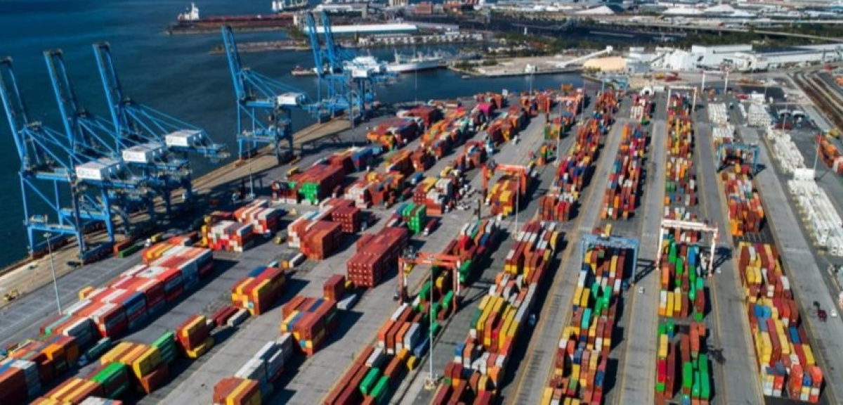Морські контейнери на морському терміналі Seagirt, порт Балтімор, штат Меріленд, США, 18 жовтня 2021 року. Фото: Jim Lo Scalzo / EPA-EFE