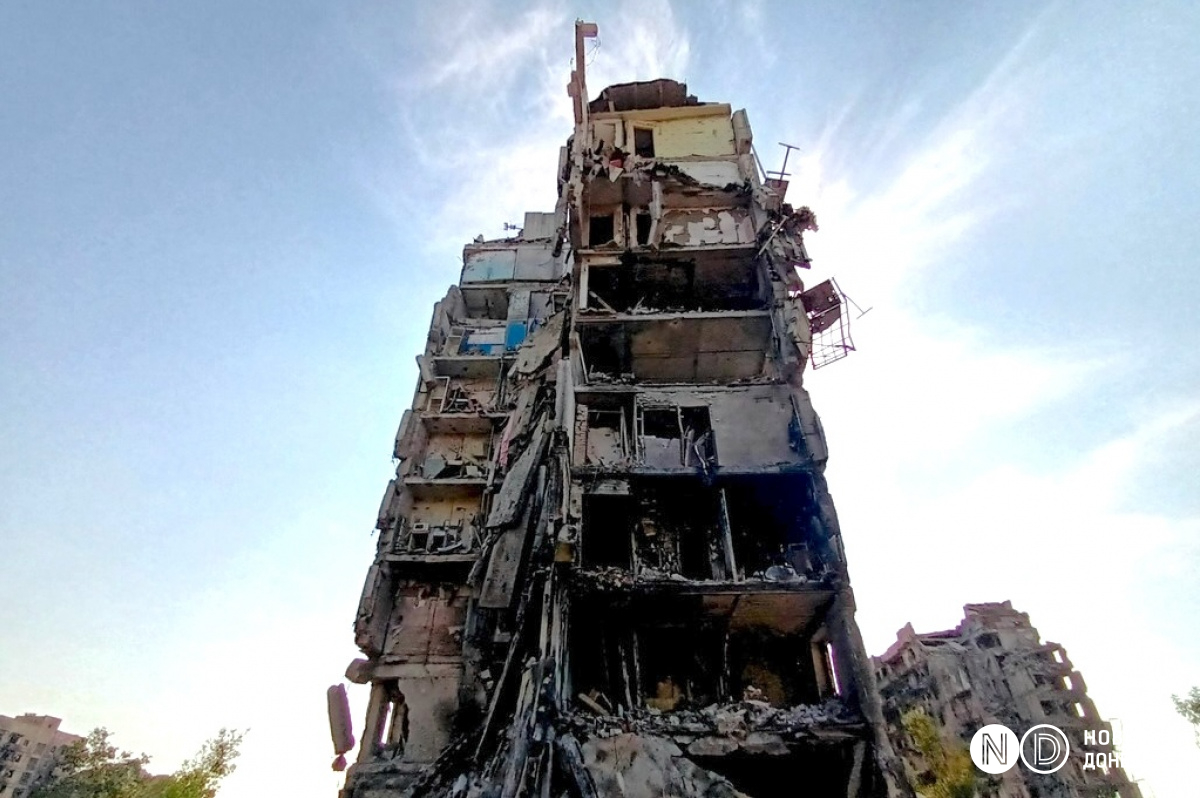 Зруйнований обстрілами військ РФ будинок у Маріуполі, вересень 2022 року. Фото: Вікторія Рощина / Новини Донбасу