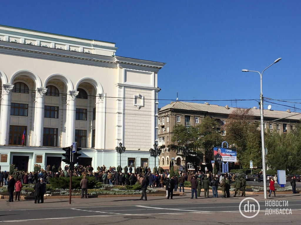 В Донецке проходит церемония прощания с Арсением Павловым 