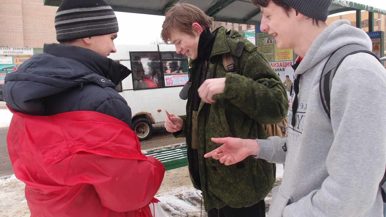 В оккупированном Луганске раздавали валентинки со Сталиным