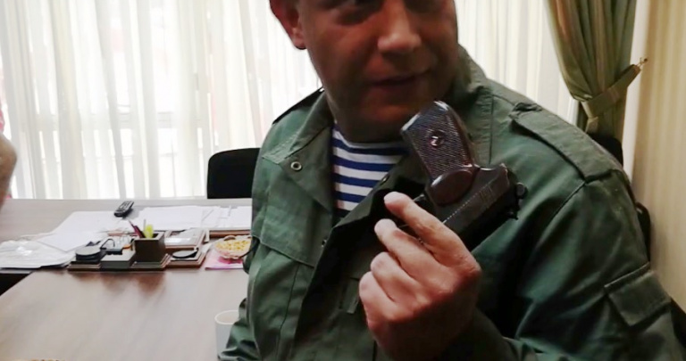 Захарченко подарил свой пистолет директору «иностранного агентства ДНР» 