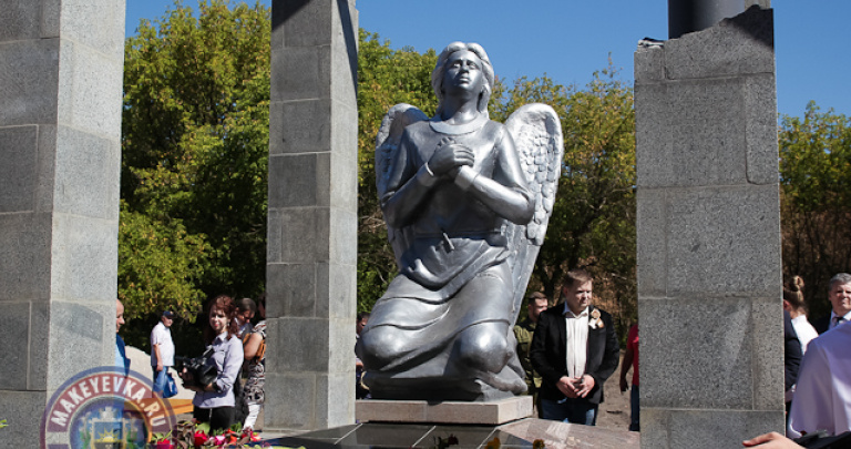 В Макеевке появился памятник погибшим мирным жителям и боевикам