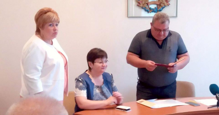«Мэр» Донецка похвастался докторским дипломом от «ДНР» за запуск аквапарка