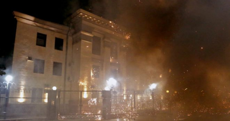 В Киеве посольство России атаковали салютными установками