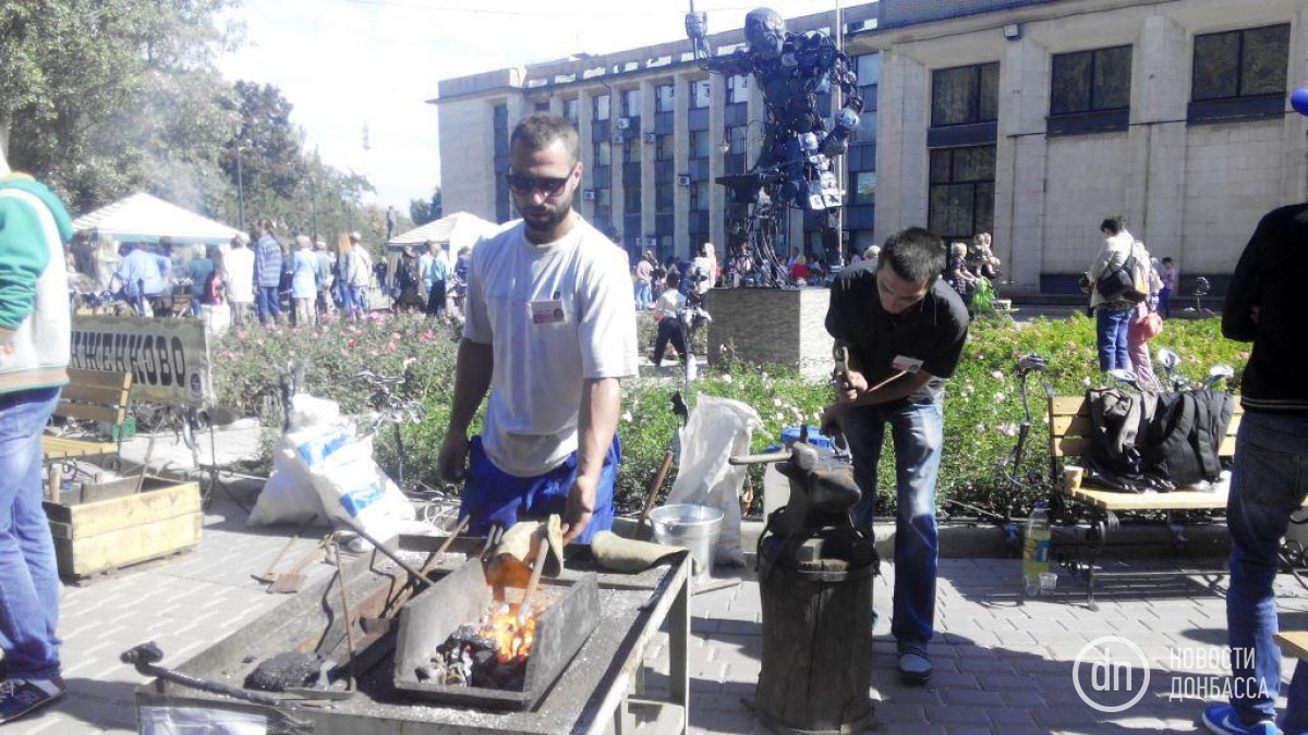 Кузнечный фестиваль в Донецке: рыцарские бои и скульптуры из гильз