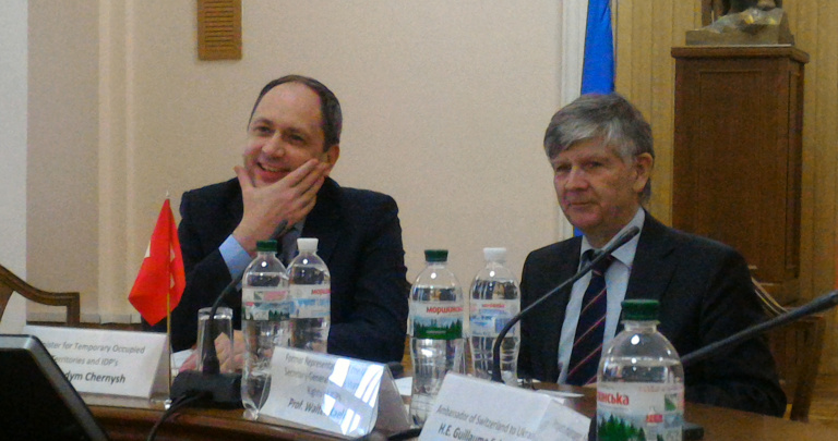 Вадим Черныш (слева) и экс-представитель Генсека ООН по вопросам ВПЛ Вальтер Каелин