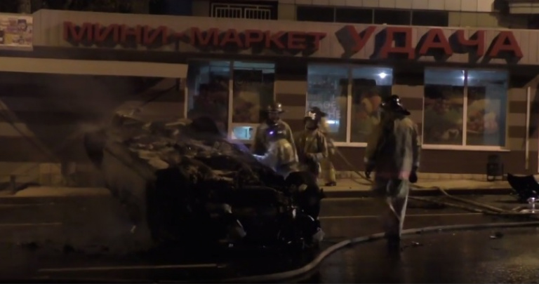 В центре Донецка - ДТП: перевернулись два авто