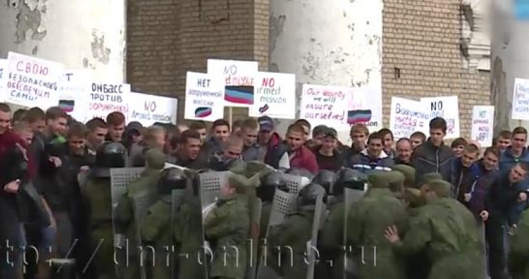 Неделя Донбасса в оккупации: отвод вооружения и митинги против иностранных вооруженных миссий