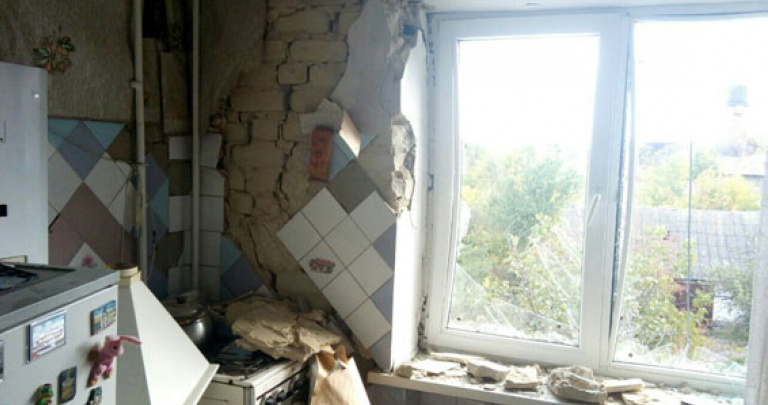 В Марьинке из-за обстрела пострадало восемь домов, есть прямое попадание