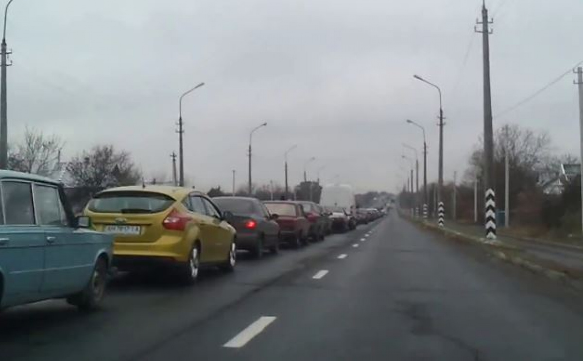 В сети появилось видео очереди на выезд из Донецка