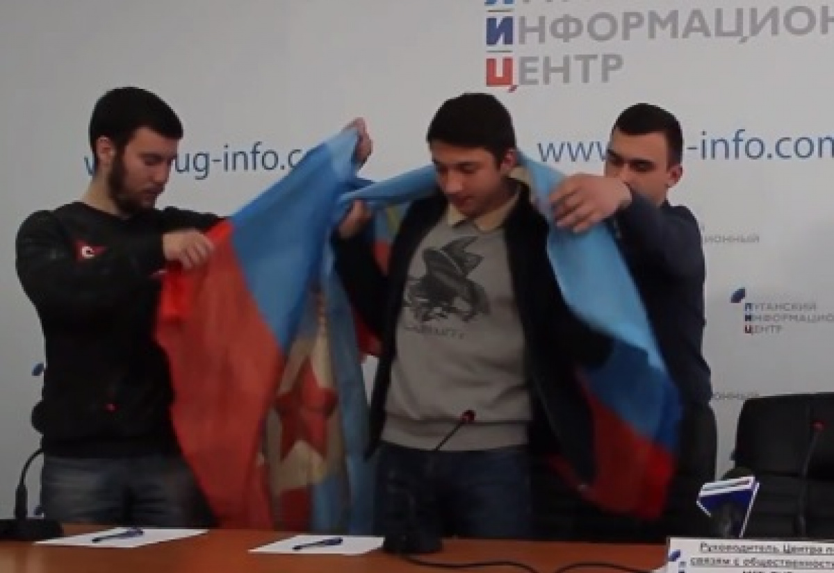 «ЛНР» вывела подростков-«диверсантов» на публичное покаяние и одела их в свой флаг