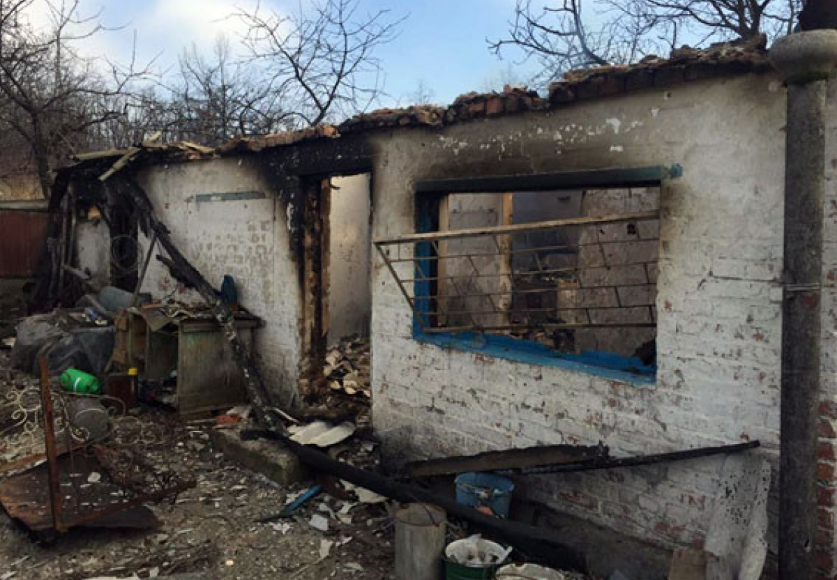 В Авдеевке в результате обстрела боевиков сгорел дом 