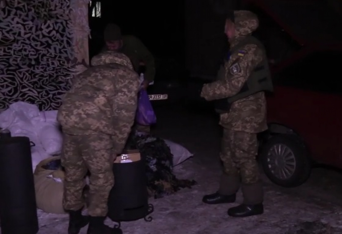 На фото - украинские военные 21 декабря получили помощь от волонтеров.
