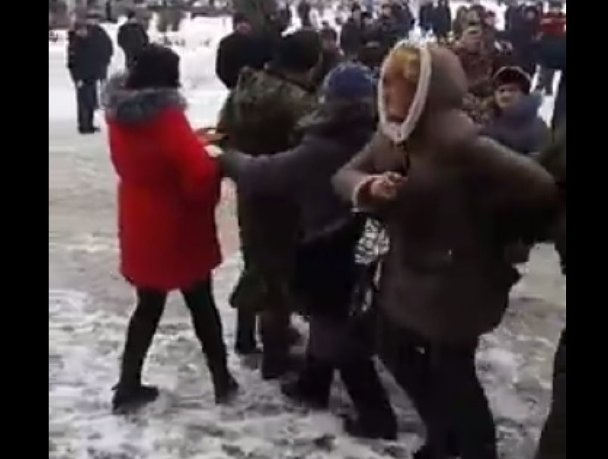 В Покровске директриса школы спровоцировала потасовку в толпе с участием журналистки