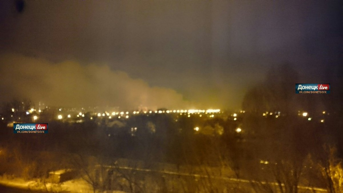 В районе ЖД-вокзала в Донецке – пожар, город слышит звуки боя