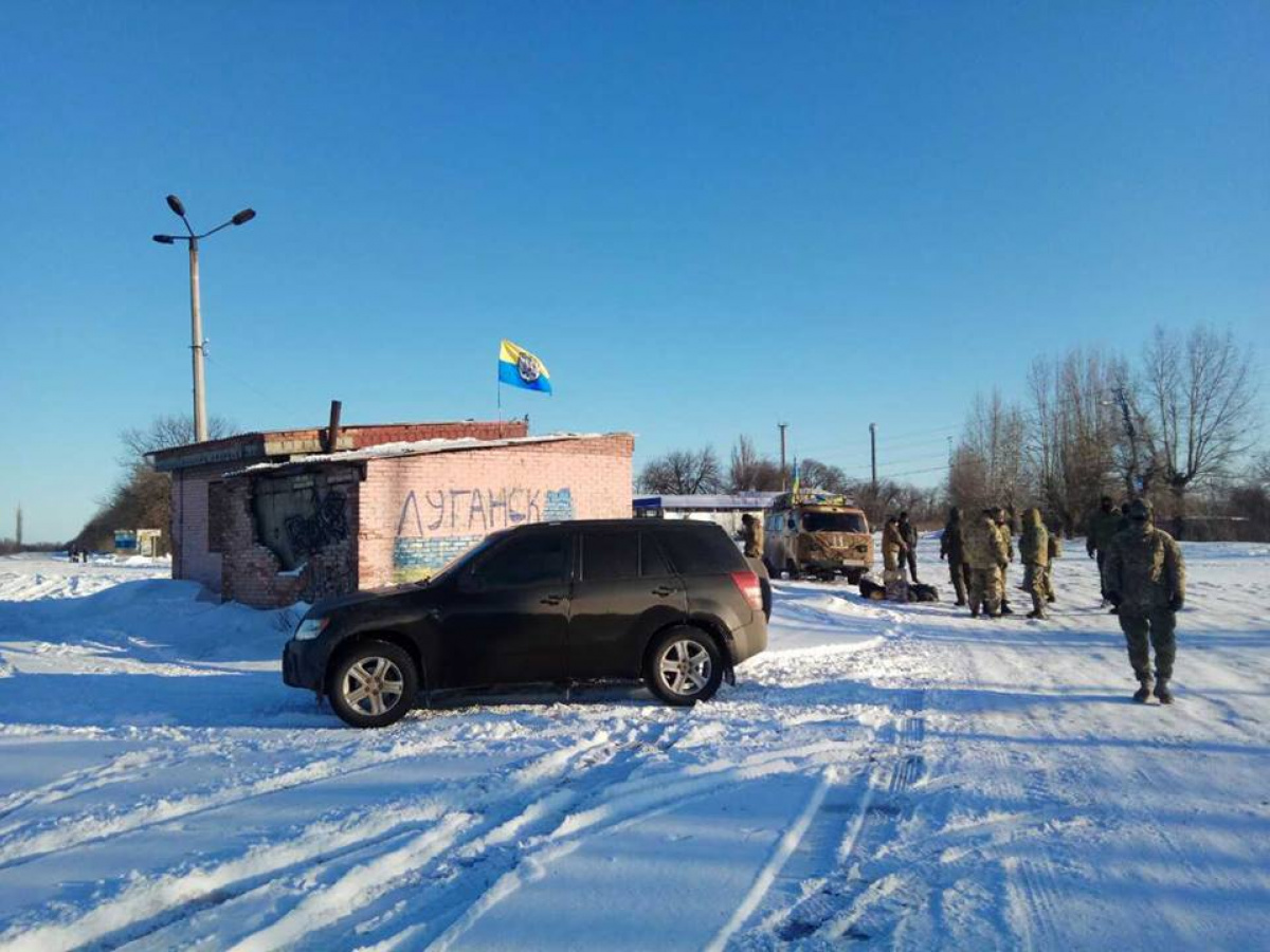 Участники блокады установили первый блокпост на трассе в Луганской области