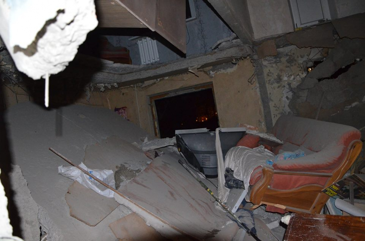 Авдеевка вновь под обстрелом: пожар в жилом доме, ранены два человека