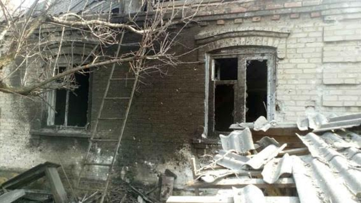 В Марьинке и Красногоровке обстрелами повреждено более 10 домов
