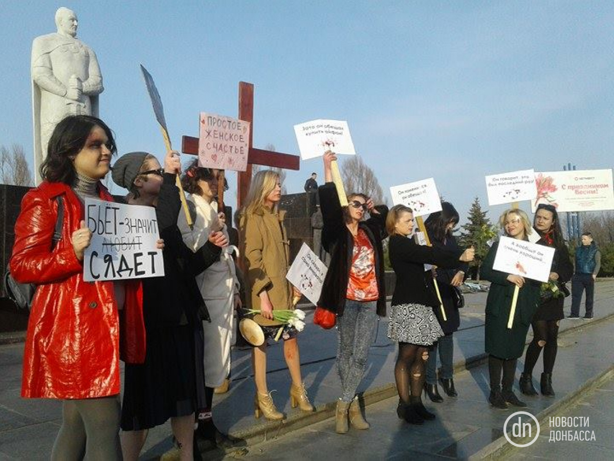 Феминистки прошли маршем в центре Мариуполя
