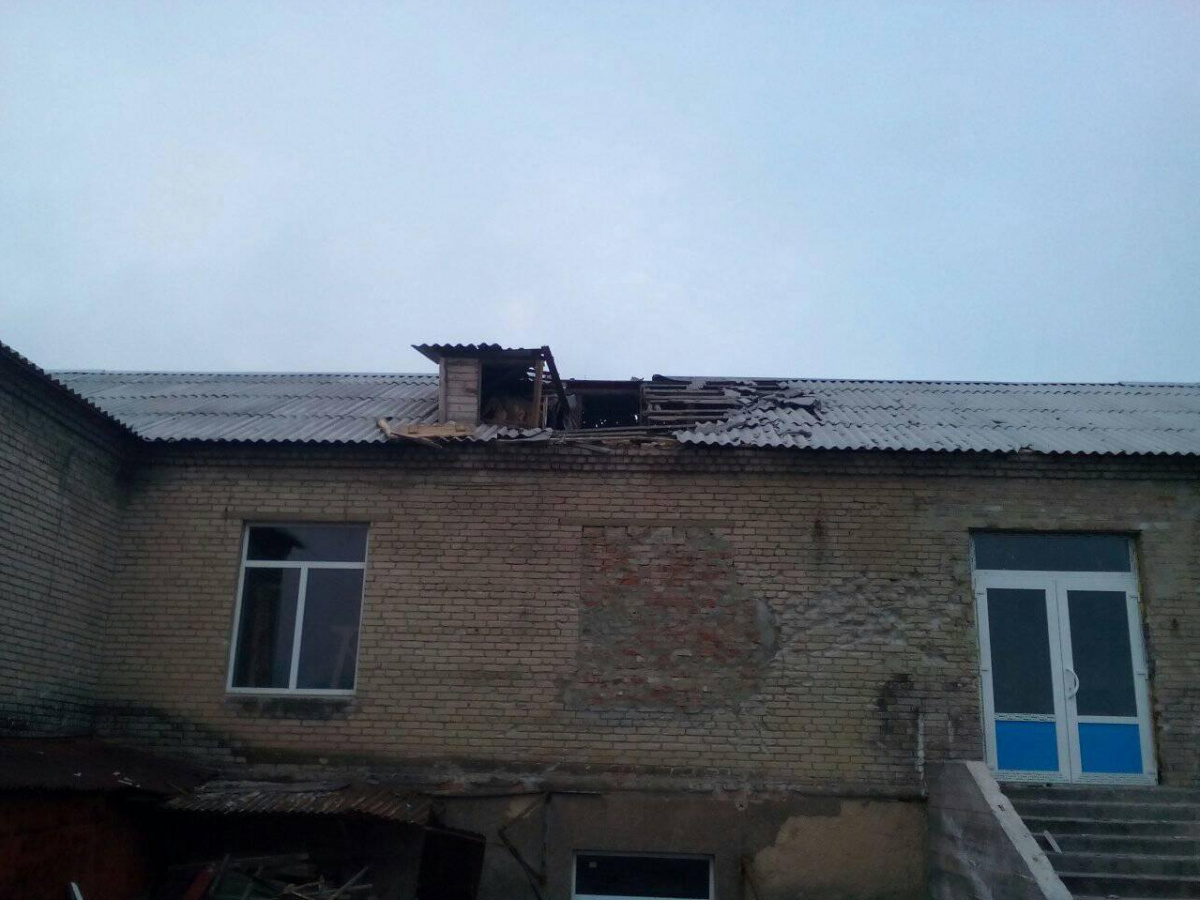 В Красногоровке обстрелом повреждены школа и дома