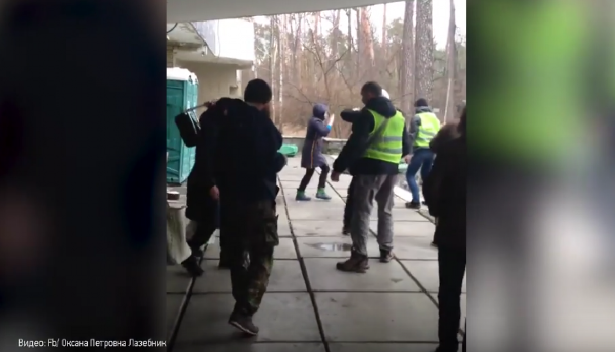 В пансионат с переселенцами под Киевом пришли «титушки»: бойцы «Айдара» открыли огонь