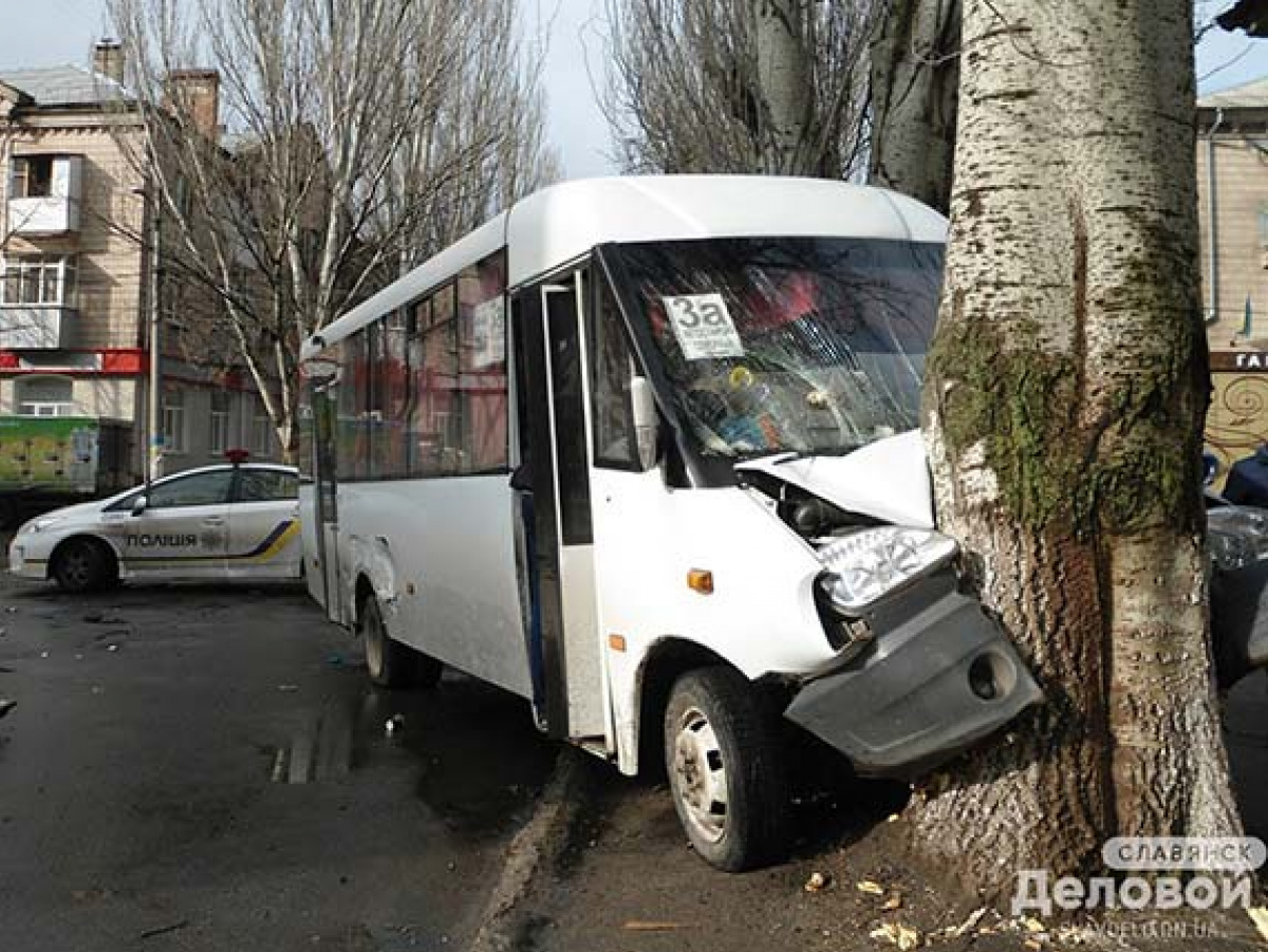 В центре Славянска автобус с пассажирами врезался в дерево, есть пострадавшие