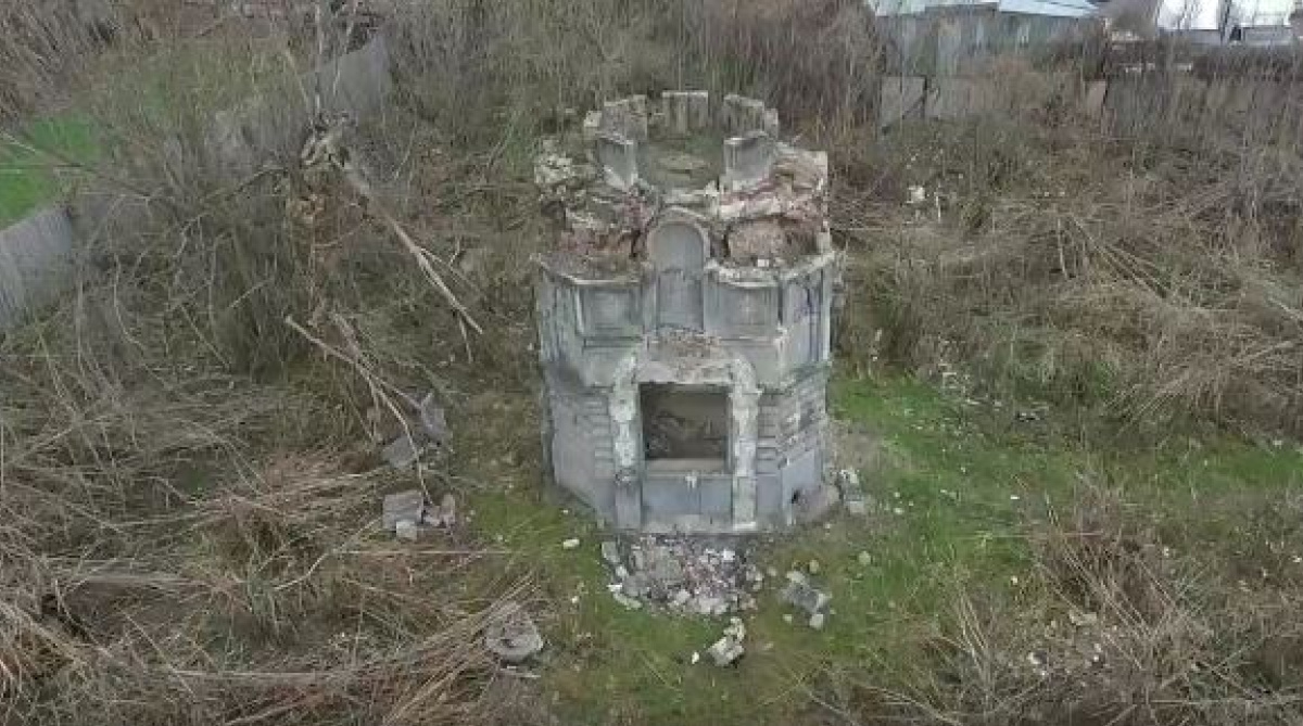 Старинное кладбище в Славянске превратилось в мусорную свалку