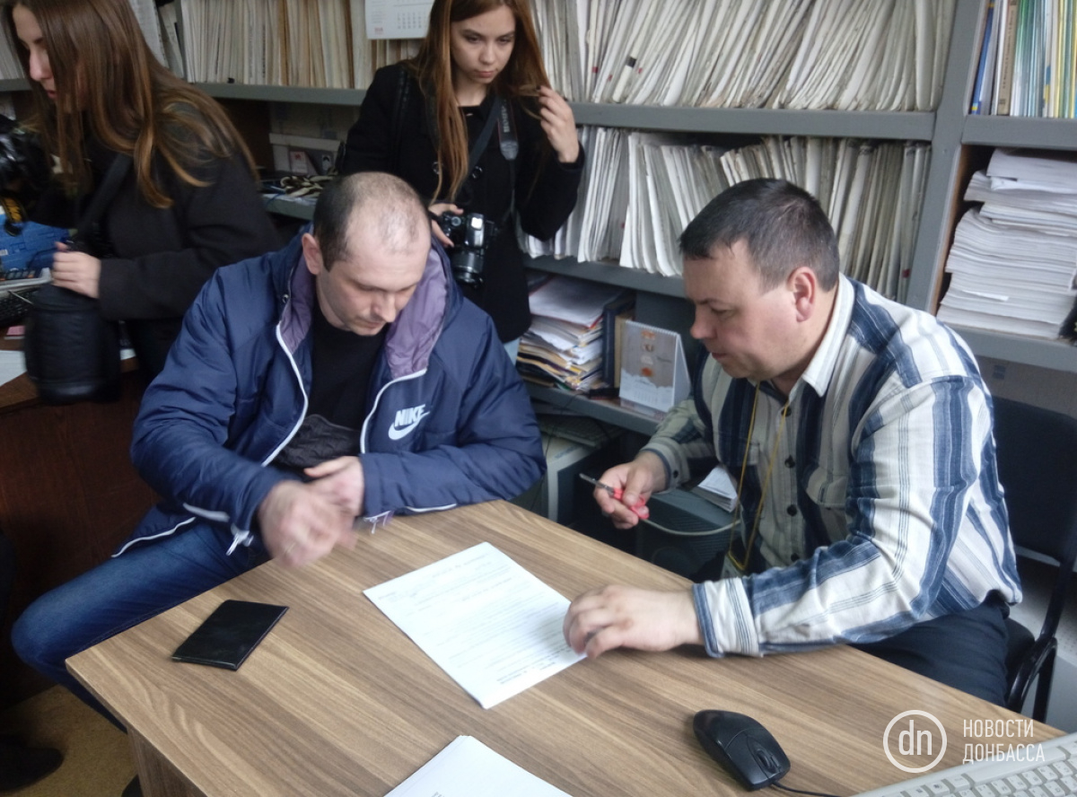 Двум жителям разрушенных снарядами домов в Славянске дали справки переселенцев
