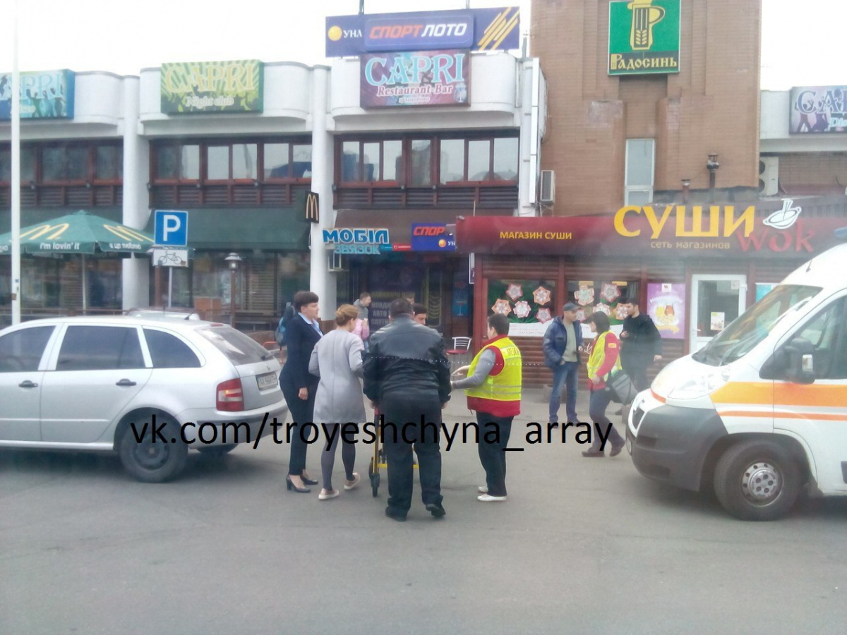 Автомобиль с Савченко сбил пожилую женщину