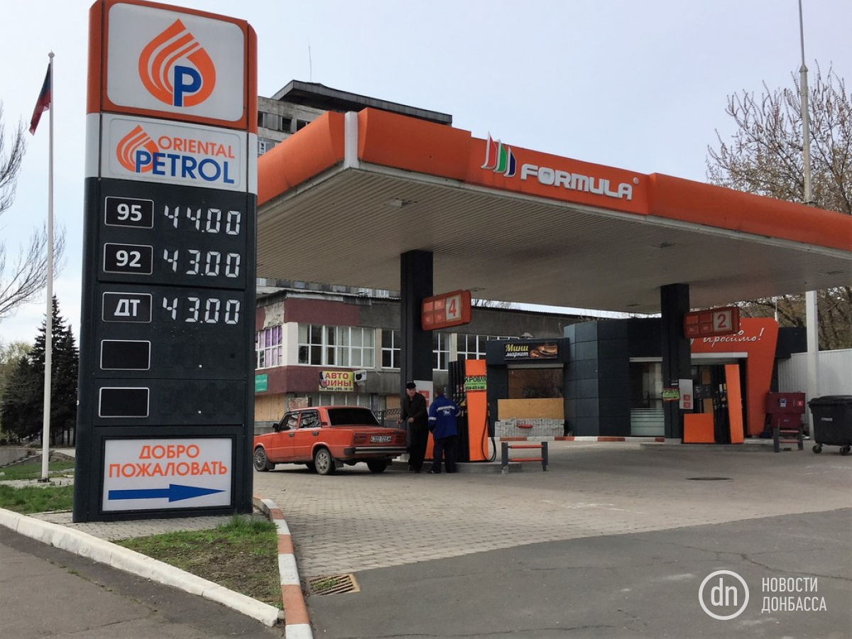 Стоимость бензина указана в рублях