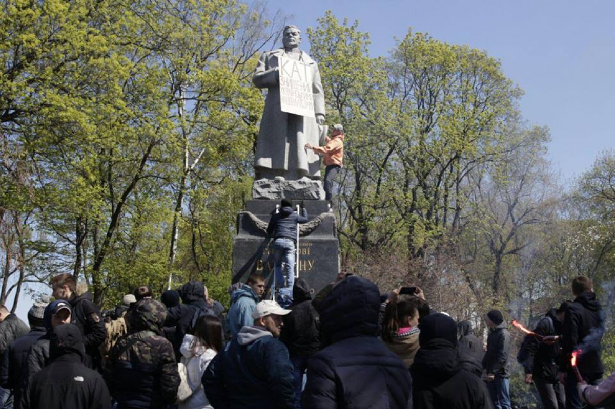 В Киеве на памятник Ватутину повесили табличку «Палач»