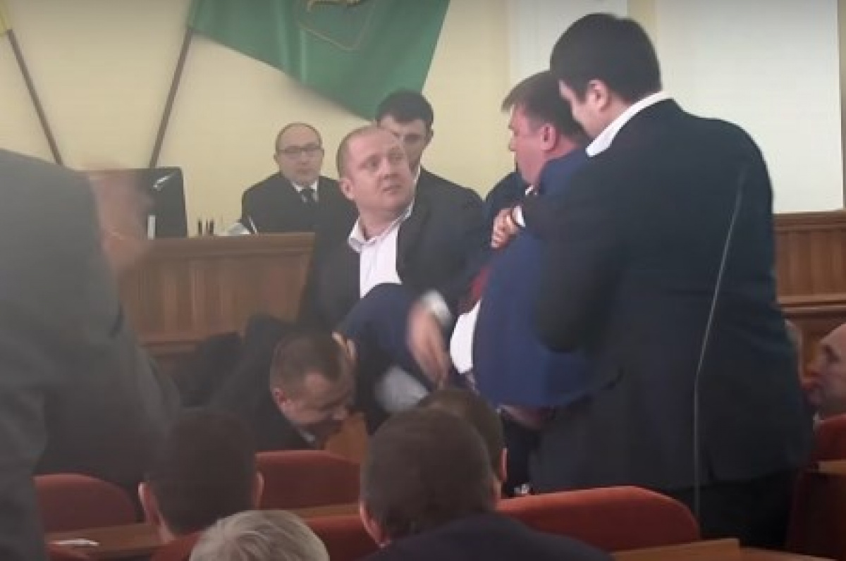 В Харькове депутата вынесли из зала заседаний горсовета 