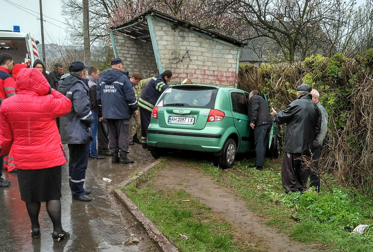В Донецкой области автомобиль врезался в остановку: пятеро пострадавших