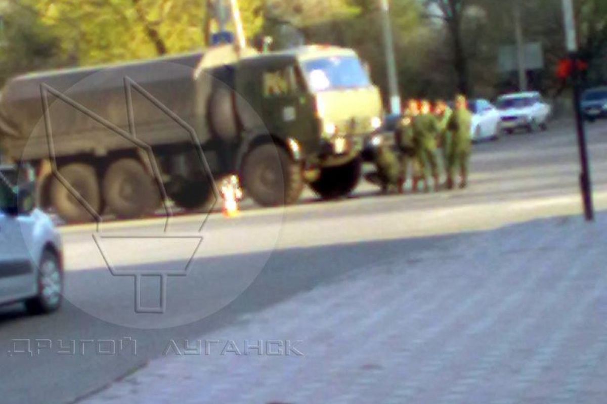 В Луганске грузовик боевиков столкнулся с легковушкой
