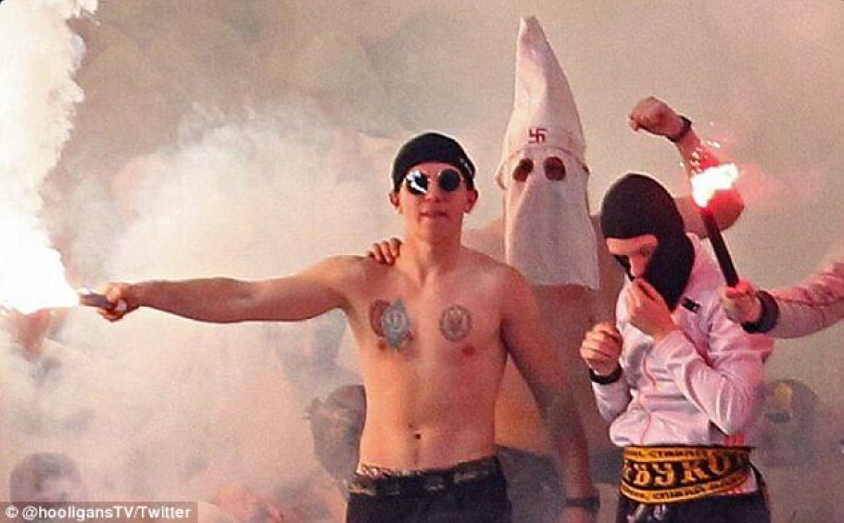 Daily Mail обратила внимание на костюмы Ку-Клукс-клана и футболку с Гитлером на матче «Динамо» - «Шахтер»