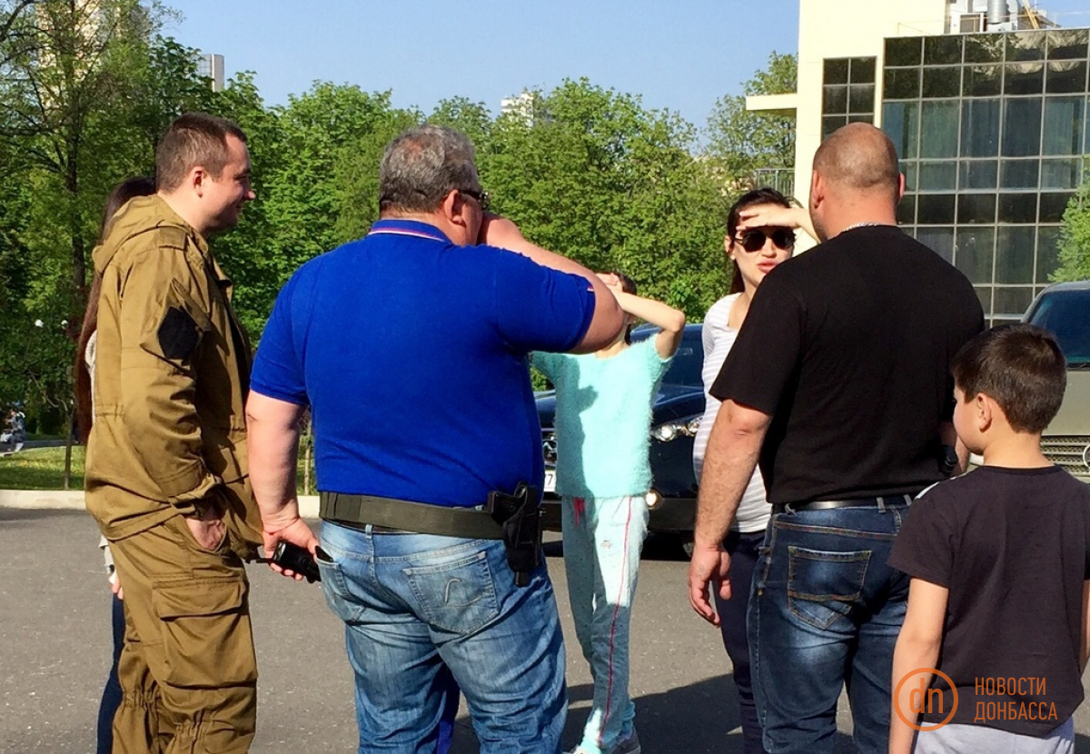 «Экс-мэр» Донецка гулял в парке с пистолетом