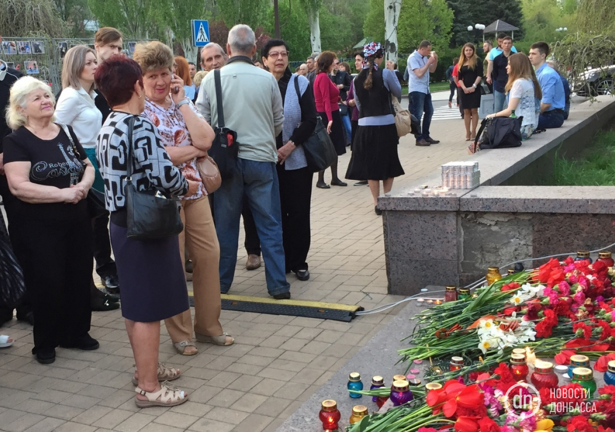 В Донецке возложили цветы в память о погибших в одесском Доме профсоюзов