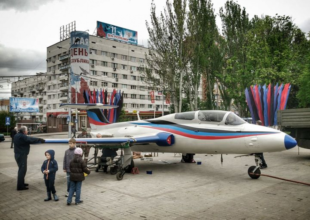 «ДНР» привезла в центр Донецка реактивный самолет