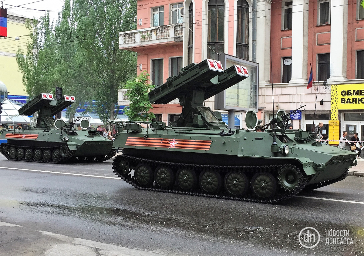 В Донецке состоялся военный парад