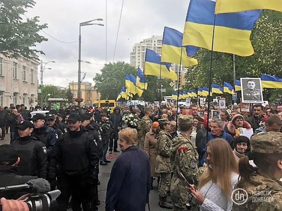 В Киеве с перепалками и провокациями прошла акция «Бессмертный полк»